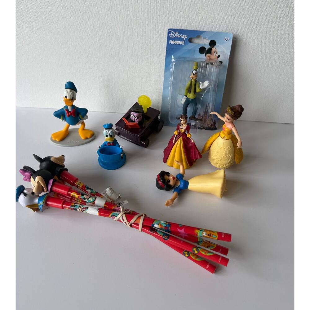 LOT of Disney toys Belle, Goofy, Donald Duck, Snow White